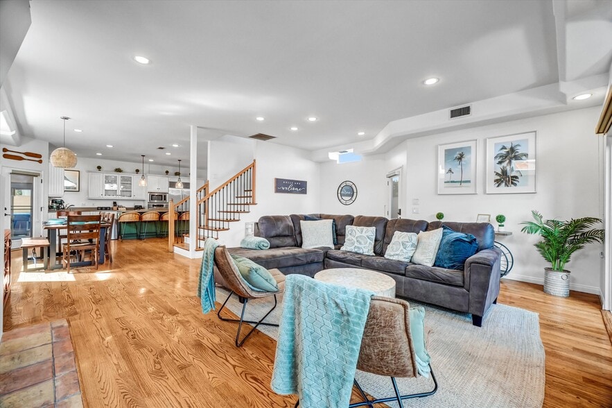 More Photos Of 179 Pomona Ave, Long Beach Hospitality For Sale