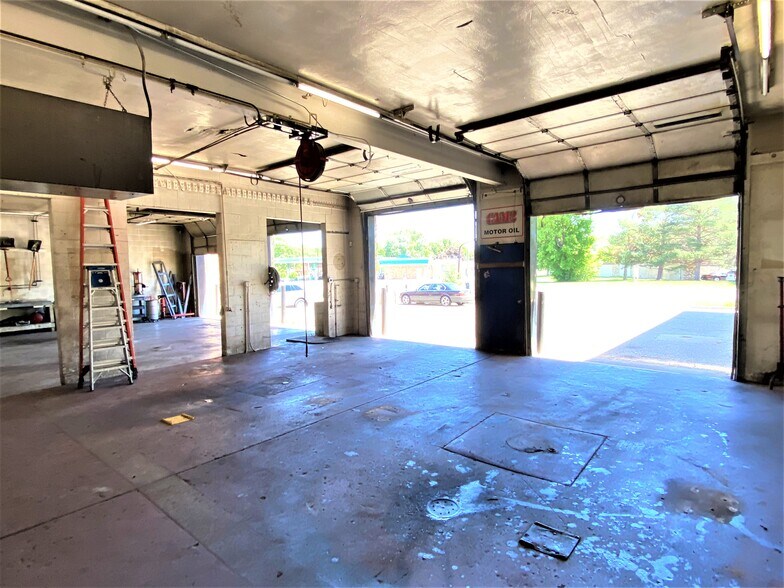 More Photos Of 1700 E Old Shakopee Rd, Minneapolis Auto Repair For Sale