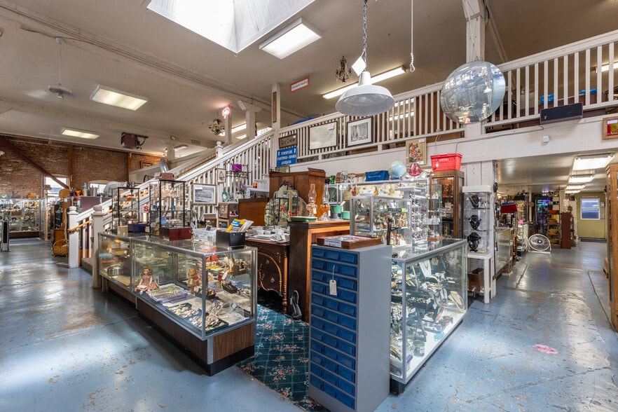 More Photos Of 130 4th St, Santa Rosa Storefront For Sale