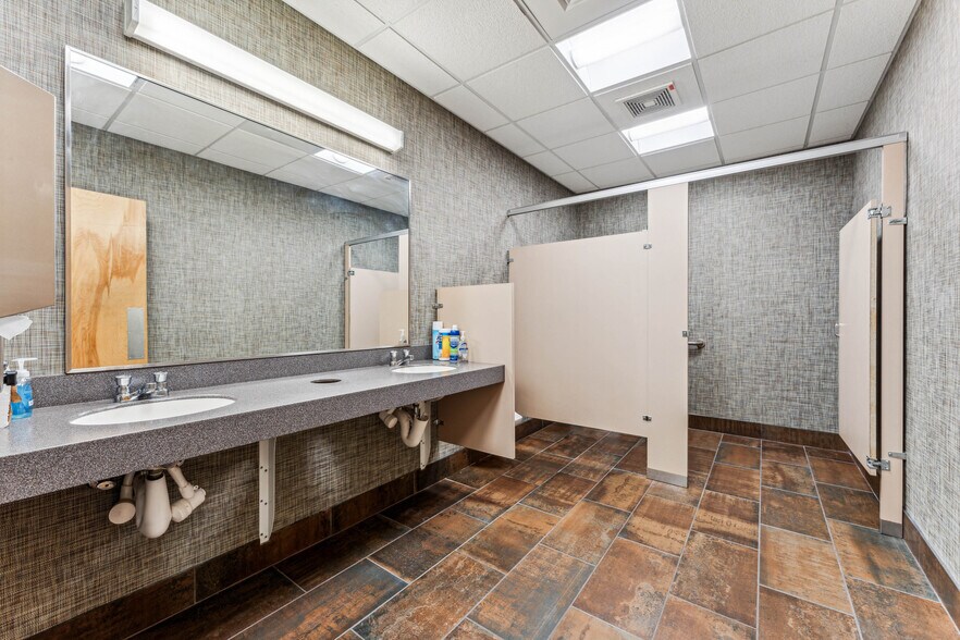 More Photos Of 2105 Northwest Blvd, Newton Office For Lease