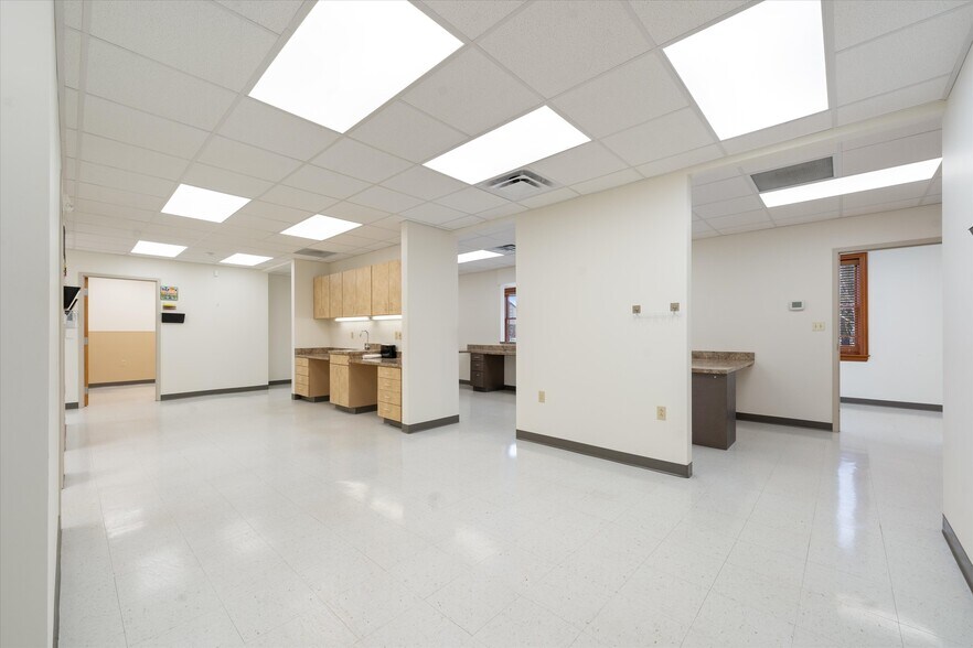 More Photos Of 114 Parliament Dr, Maryville Medical For Sale