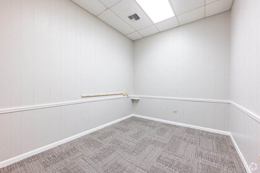 More Photos Of 403 W Admiral Doyle Dr, New Iberia Distribution For Sale