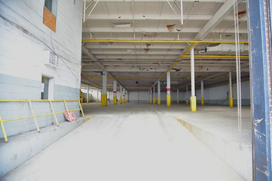 More Photos Of 1275 Oak Point Ave, Bronx Warehouse For Lease