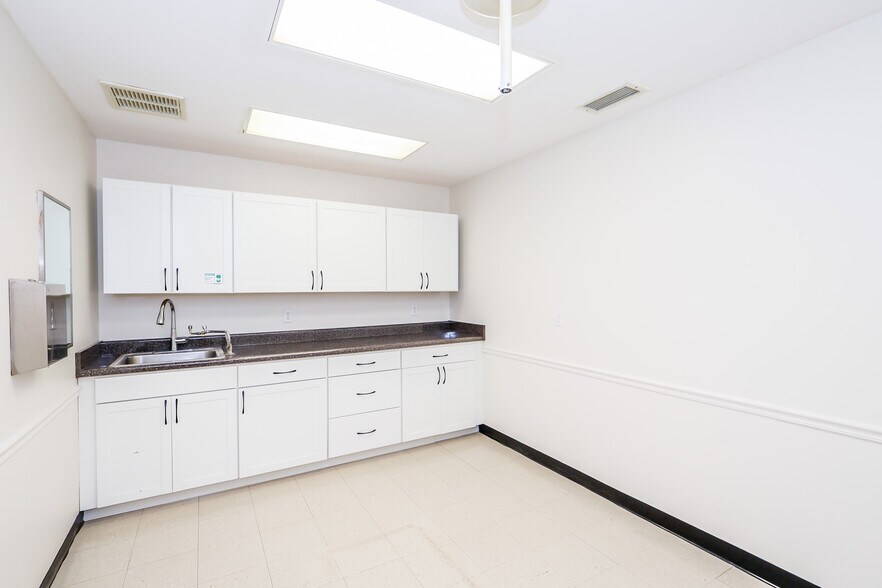 More Photos Of 1487 Belk Blvd, Oxford Office For Sale