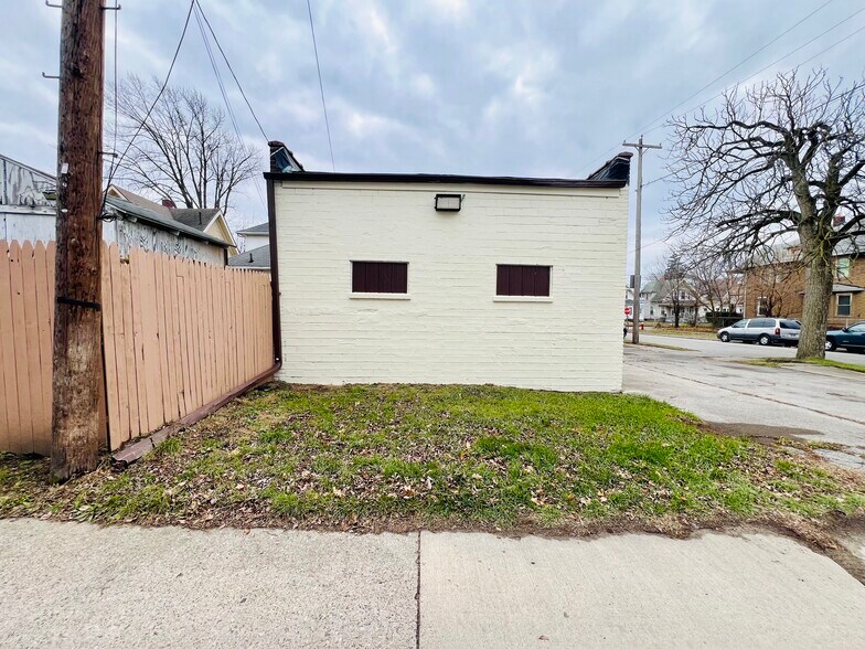 More Photos Of 1938 Airport Hwy, Toledo Freestanding For Sale