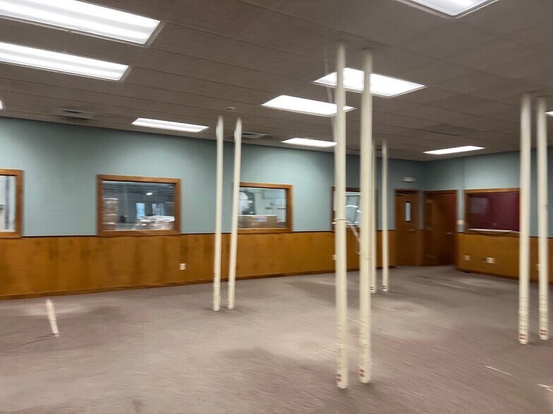 More Photos Of 374 Industrial Park Dr, Boone Showroom For Lease