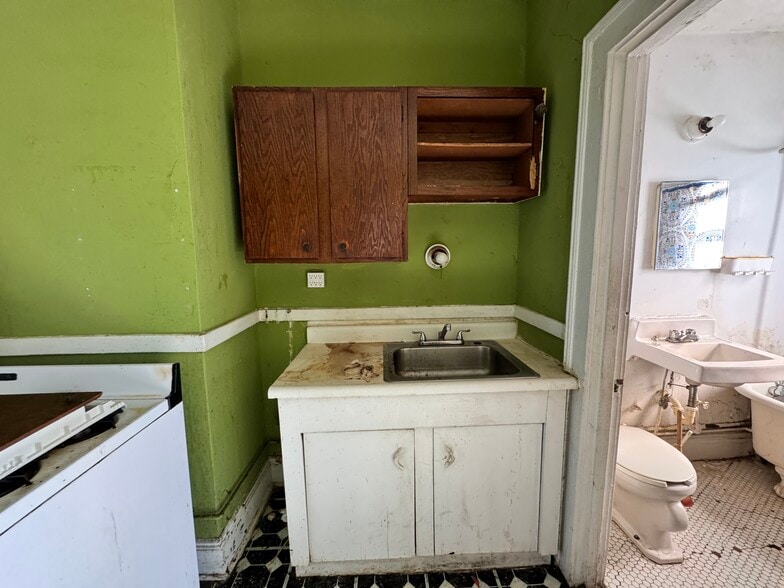 More Photos Of 102 Rowe Ave, Hartford Apartments For Sale