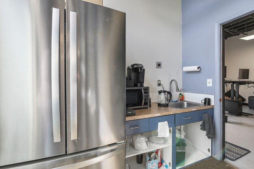 More Photos Of 317 W 6th St, Moscow Storefront Retail Office For Lease