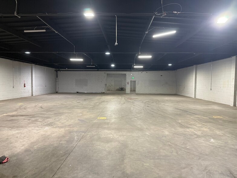 More Photos Of 19316-19320 Londelius St, Northridge Warehouse For Lease