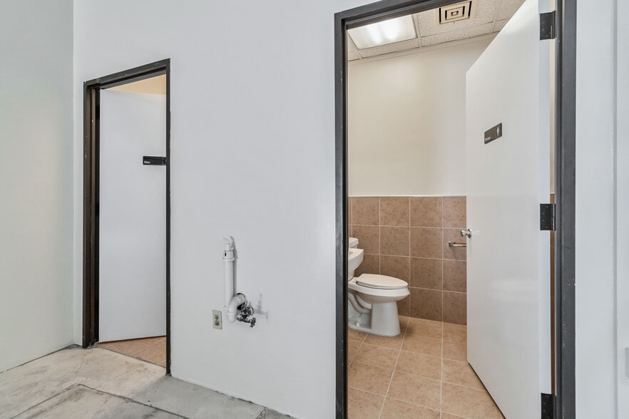 More Photos Of 429 Jefferson St, Kerrville Light Manufacturing For Lease