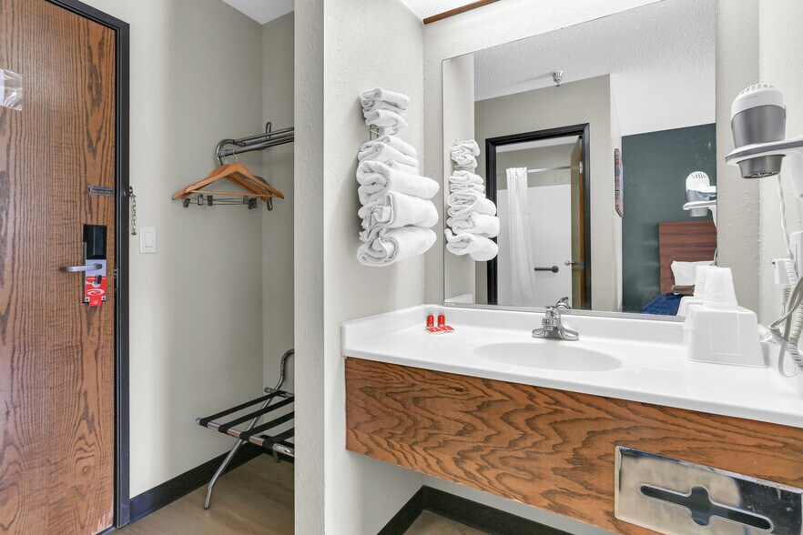 More Photos Of 630 W Main St, El Paso Hotel For Sale