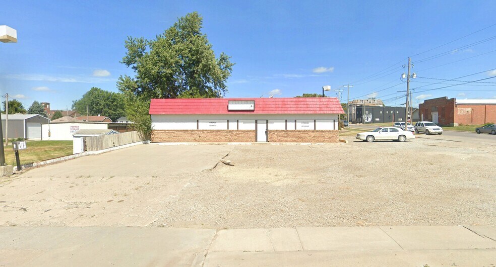 Primary Photo Of 401 W Maple St, Centerville Service Station For Sale