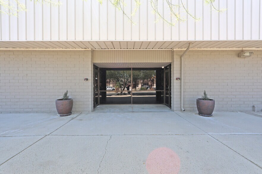 More Photos Of 1251 Montalvo Way, Palm Springs Manufacturing For Lease