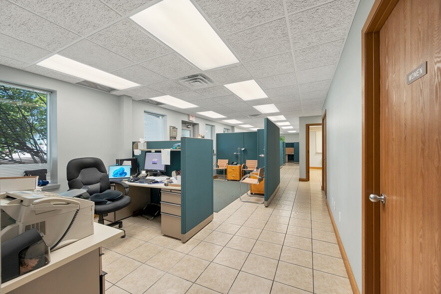 More Photos Of 1725 Suburban Dr, De Pere Manufacturing For Sale