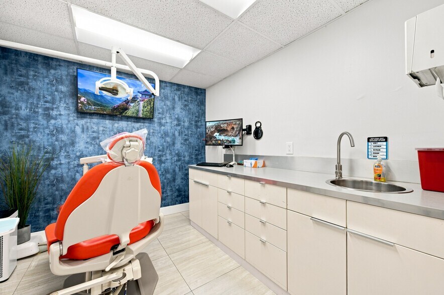 More Photos Of 610-618 NE 124th St, North Miami Office For Sale