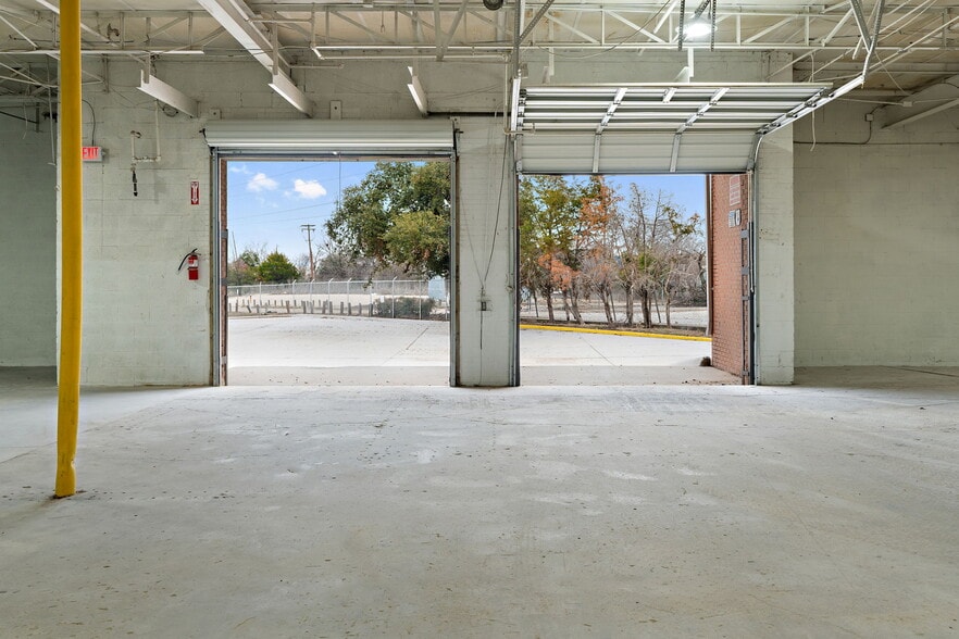 More Photos Of 8107 Chancellor Row, Dallas Warehouse For Lease