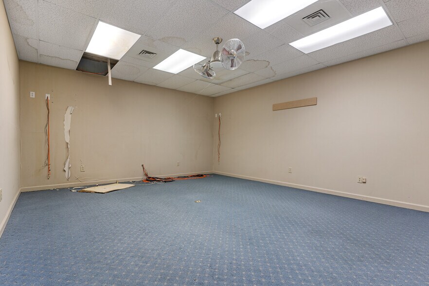 More Photos Of 128 Litchfield Rd, New Milford Medical For Sale