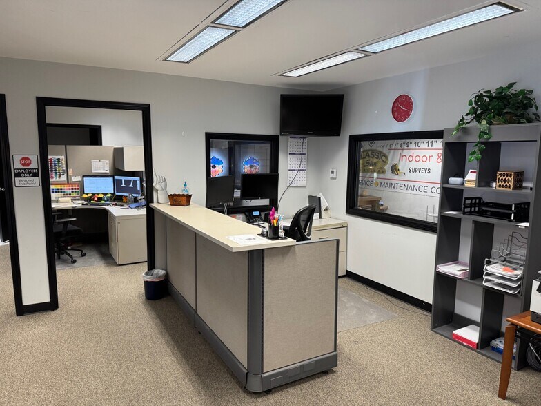 More Photos Of 125 N Service Rd, Saint Peters Warehouse For Sale