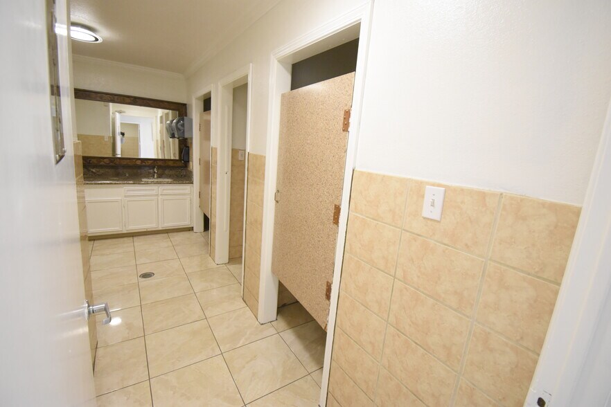 More Photos Of 401 Pennsylvania St, South Houston Lodge Meeting Hall For Sale
