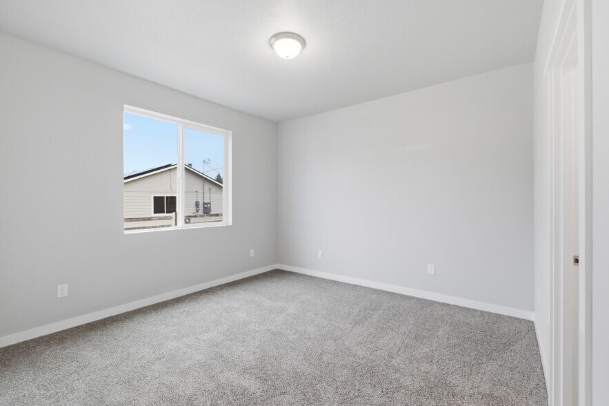 More Photos Of 1230 49th Ave, Sweet Home Multifamily For Sale