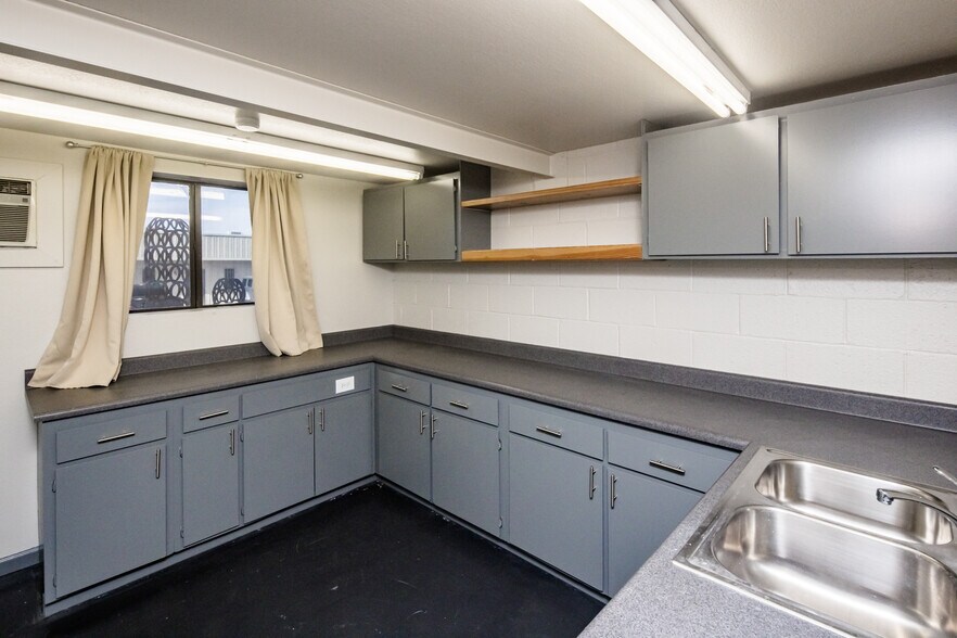 More Photos Of 1600 Acoma Blvd W, Lake Havasu City Service For Sale