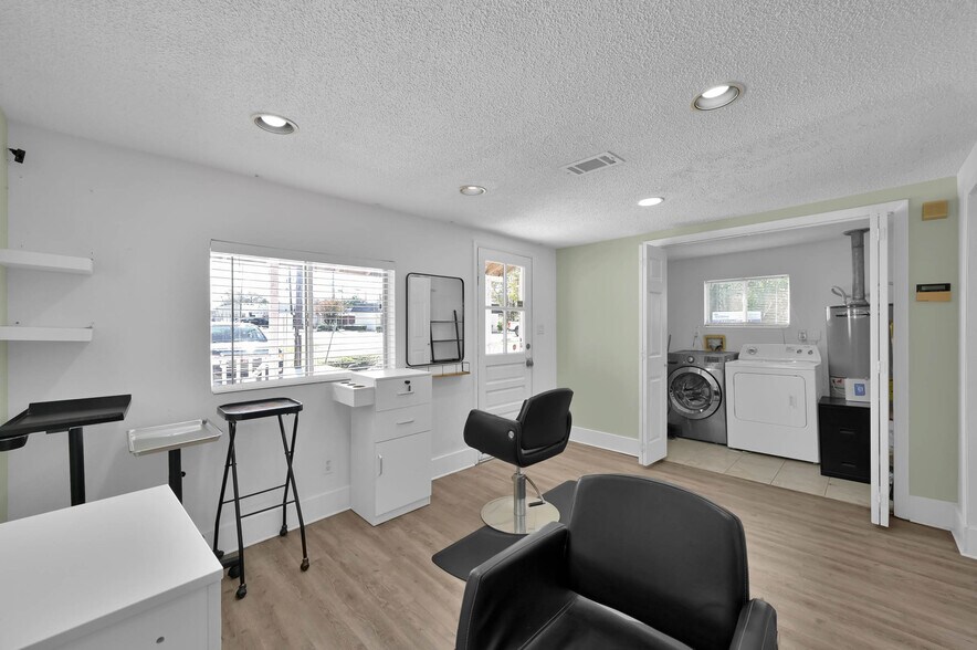 More Photos Of 213 Houston St, Tomball Storefront Retail Office For Lease