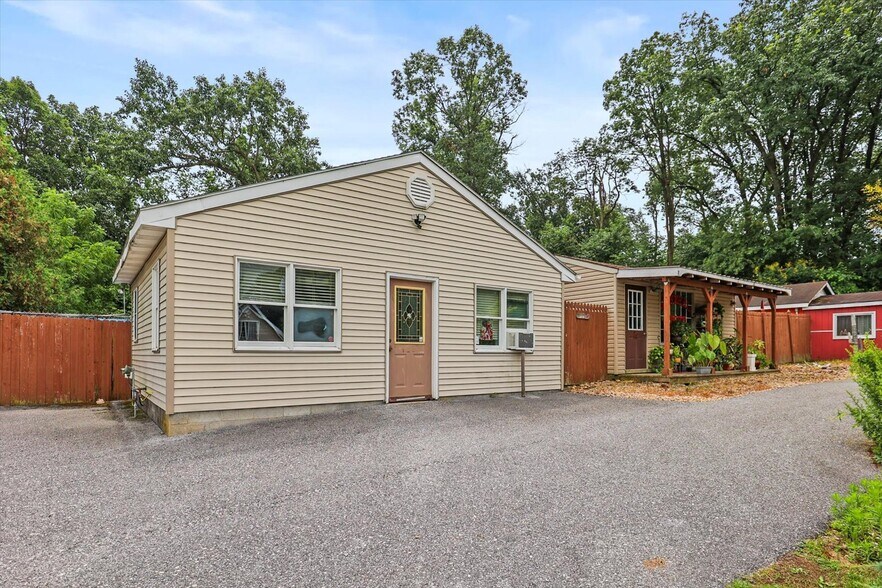 More Photos Of 333 Newcomer Rd, Windsor Veterinarian Kennel For Sale