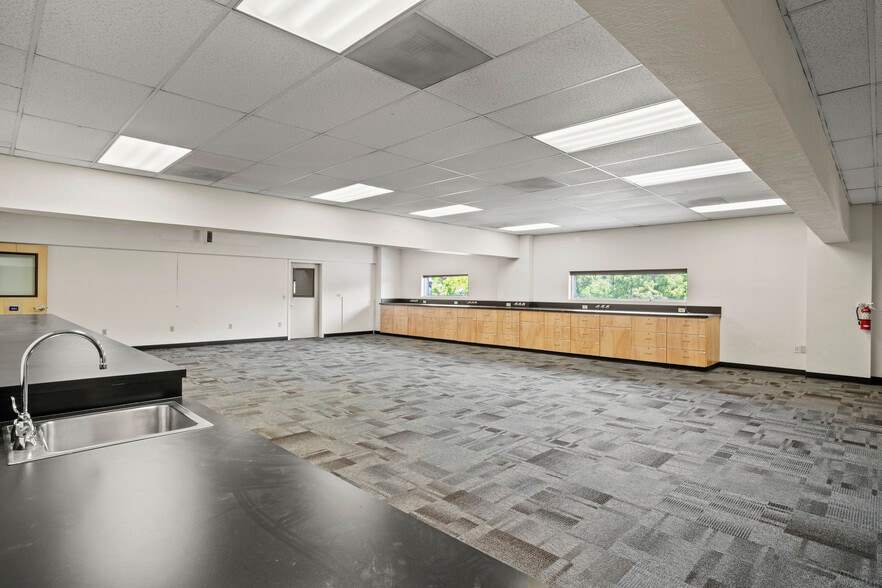 More Photos Of 202 S Riverside Ave, Medford General Retail For Sale