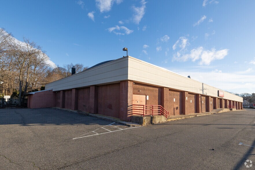 More Photos Of 200 Landing Ave, Smithtown Freestanding For Lease