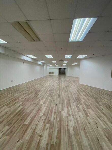 More Photos Of 7075 Kingspointe Pky, Orlando Showroom For Sale