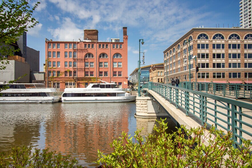 More Photos Of 205 W Highland Ave, Milwaukee Office For Sale