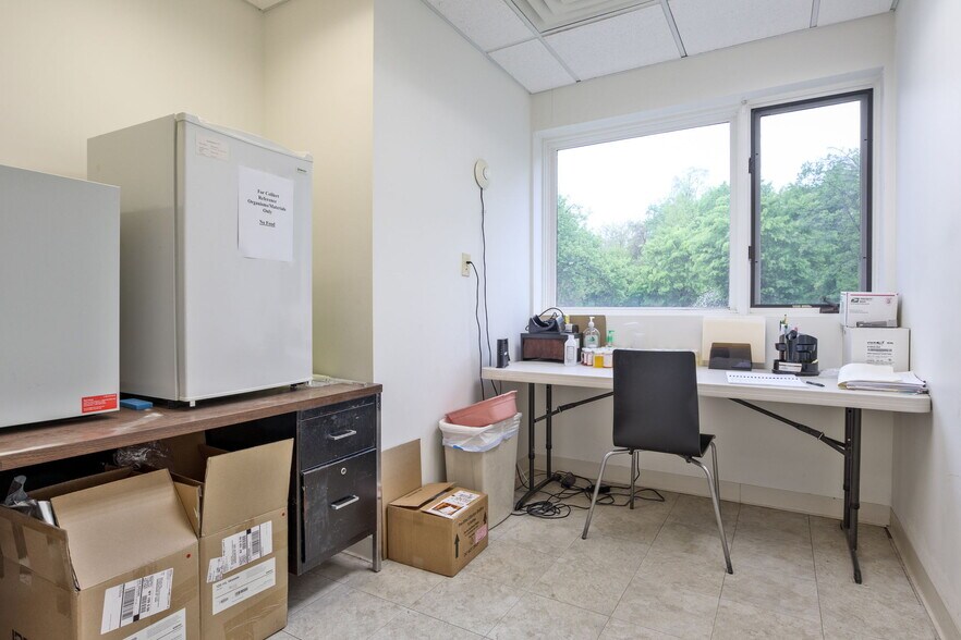 More Photos Of 37 Ramland Rd, Orangeburg Office For Lease