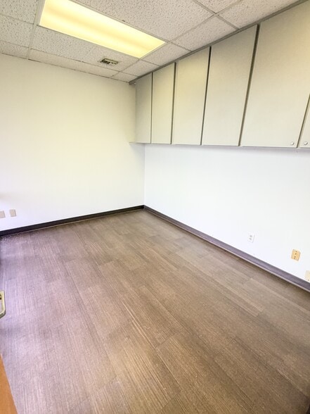 More Photos Of 1449 Forest Ln, Garland Office For Lease