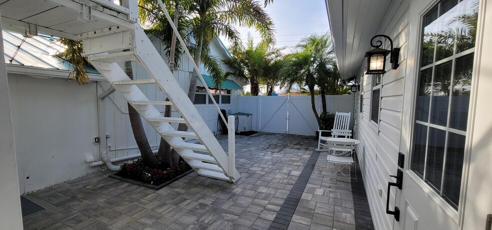 More Photos Of 3351 Bahia Vista St, Sarasota Storefront For Sale
