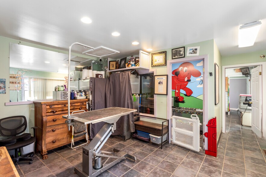 More Photos Of 25 West Neck Rd, Shelter Island Freestanding For Sale