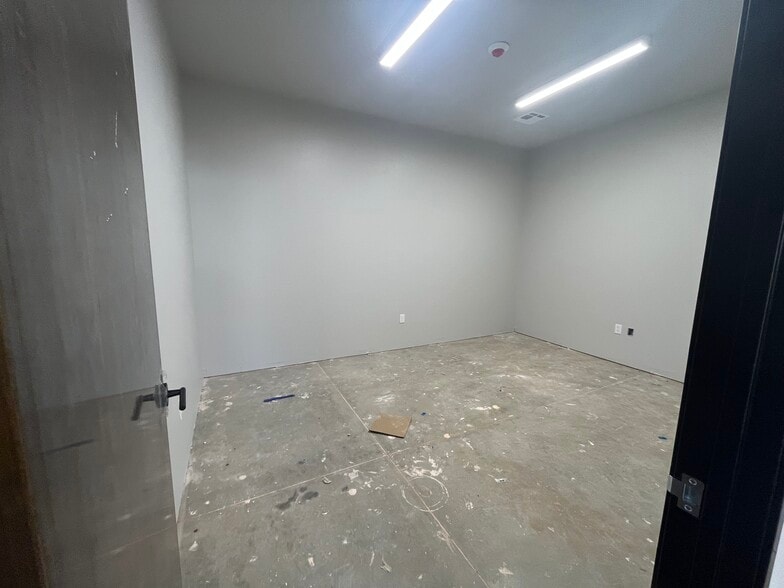 More Photos Of 5130 NW 178th St, Edmond Warehouse For Lease