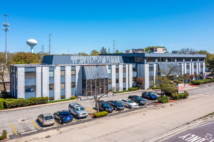 More Photos Of 11-21 N Skokie Hwy, Lake Bluff Office For Lease
