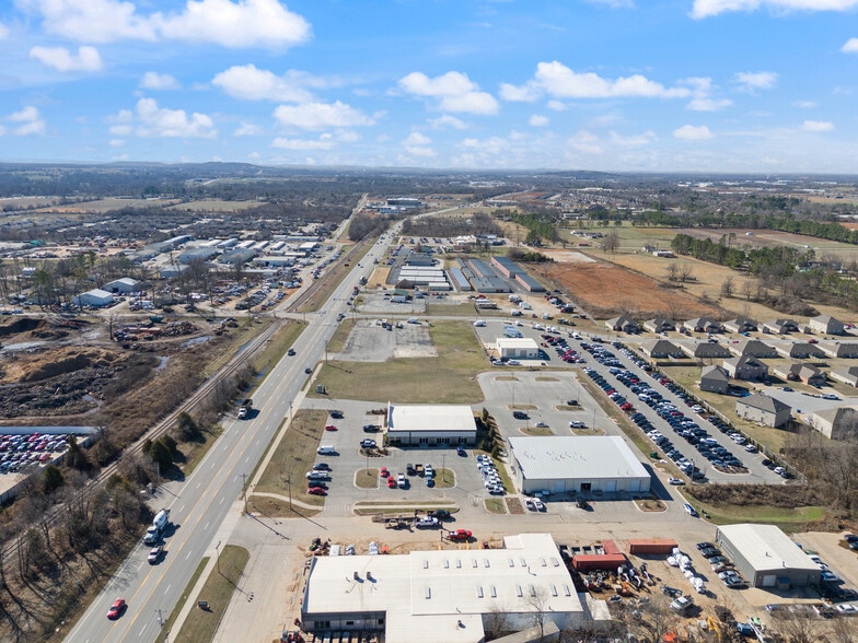 More Photos Of 2416 S 8th St, Rogers Flex For Lease