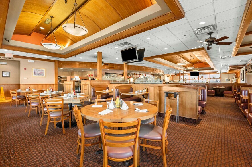 More Photos Of 980 W Lake St, Addison Restaurant For Sale