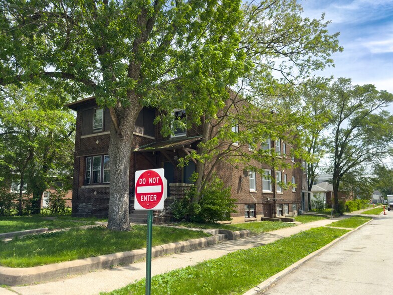 More Photos Of 11 157th St, Calumet City Apartments For Sale