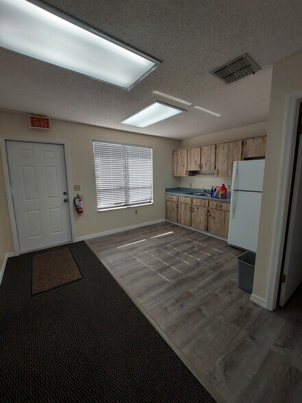 More Photos Of 7510 Ridge Rd, Port Richey Office For Lease