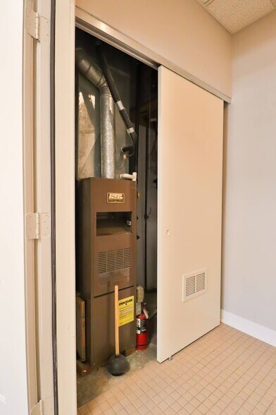 More Photos Of 4701-4731 W Midlothian Tpke, Crestwood Office For Sale