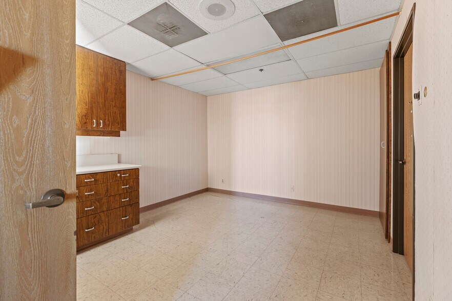 More Photos Of 44215 15th St W, Lancaster Medical For Sale