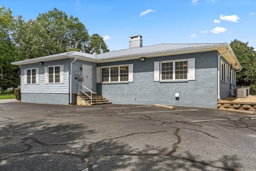 More Photos Of 492 W Main St, Forest City Freestanding For Sale
