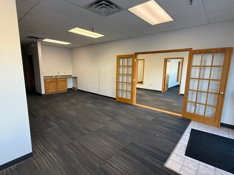 More Photos Of 2037 Grand Ave, West Des Moines Office For Lease