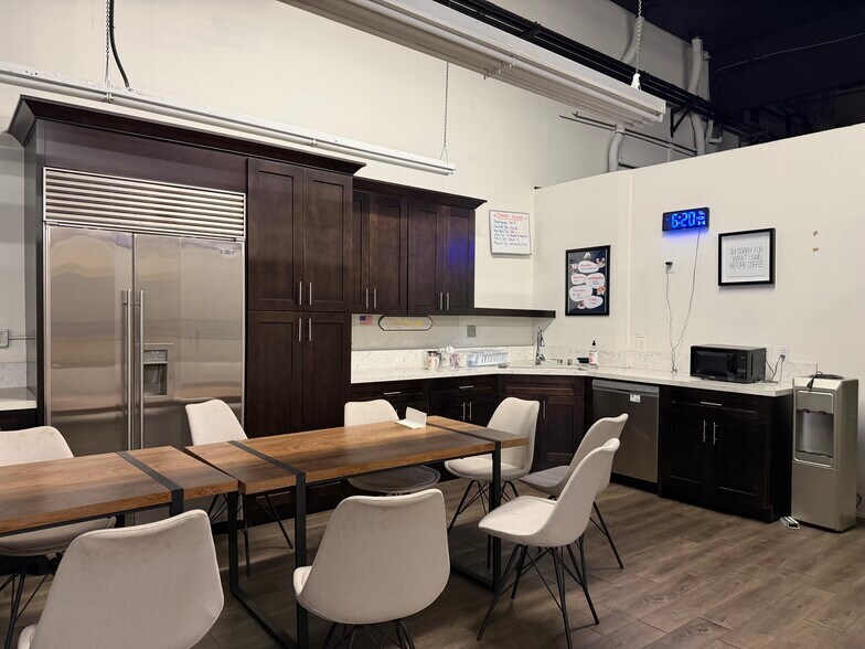 More Photos Of 7700-7704 Kester Ave, Van Nuys Warehouse For Lease