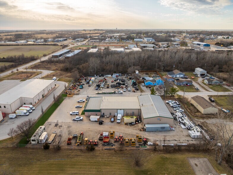 More Photos Of 1621 Se Summit St, Lee's Summit Light Distribution For Lease