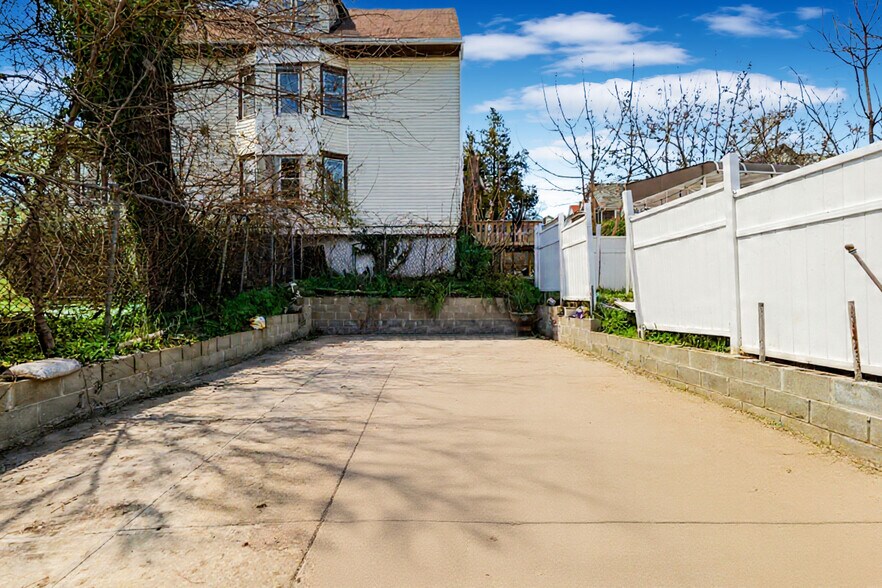 More Photos Of 419 Jersey St, Staten Island Storefront For Sale