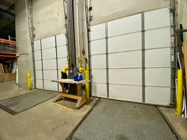 More Photos Of 545 Willowbrook Centre Pky, Willowbrook Warehouse For Lease