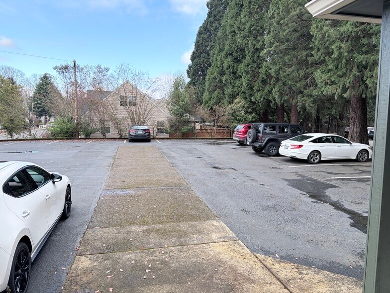 More Photos Of 950-960 Uglow Ave SE, Dallas Medical For Sale